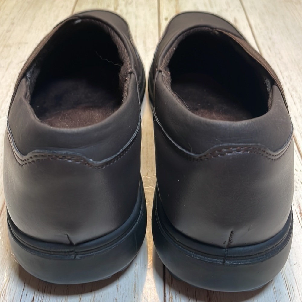 Easy Street woman’s chocolate brown comfort slip on casual shoes. Size 6.5W - Picture 3 of 7
